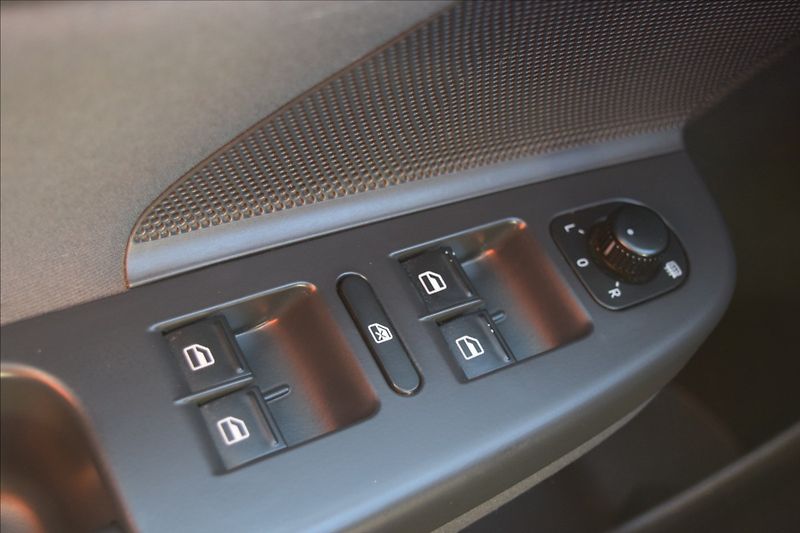 Volkswagen Golf 1,4 i 59KW NOVÁ STK ALU - fotka 23 z 35