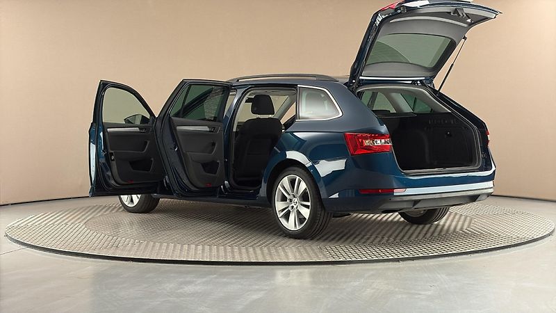 Škoda Superb 2.0 TDI DSG Ambition Combi - fotka 7 z 26