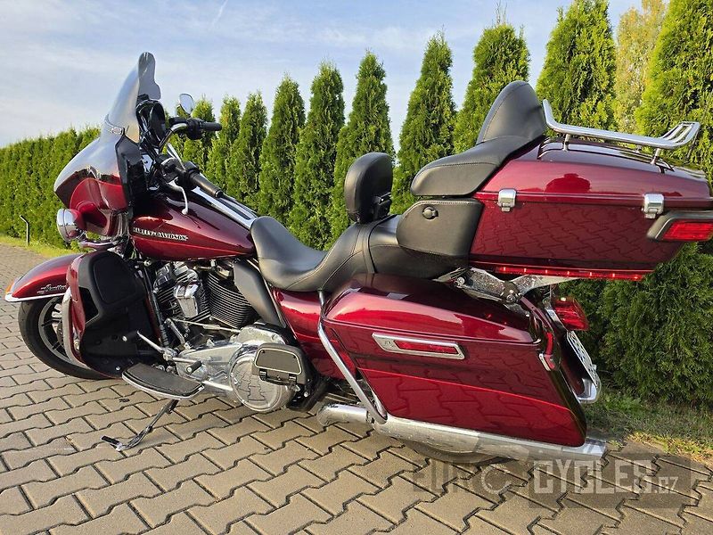Harley-Davidson FLHTK Electra Glide Ultra Limited 1690 (2017) - fotka 19 z 22