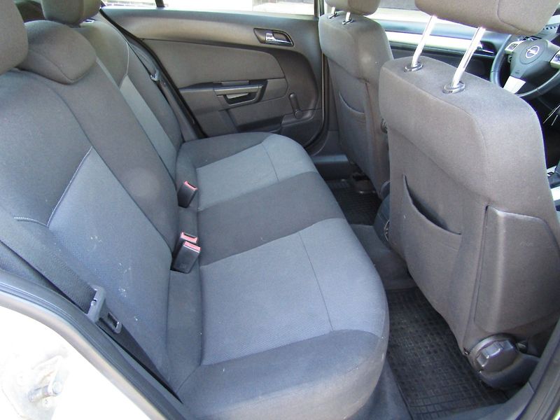 Opel Astra (2007) 1.8 16V AUTOMAT - fotka 24 z 35