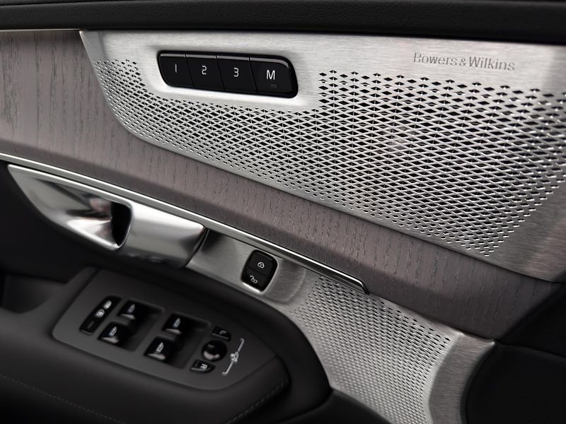 Volvo XC90 (2026) T8 AWD Plug-in ULTRA DARK 7m - fotka 23 z 29