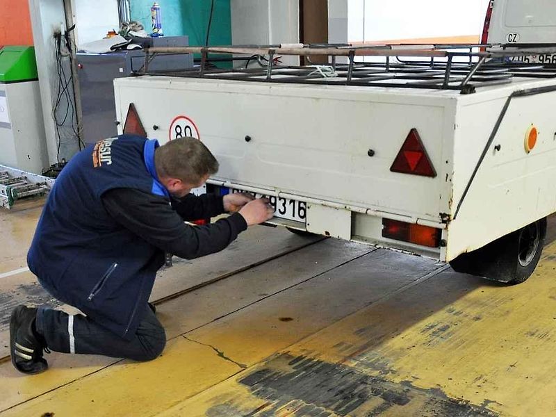 Praktické hodiny v autoservisu mají pomoci mladým řidičům.