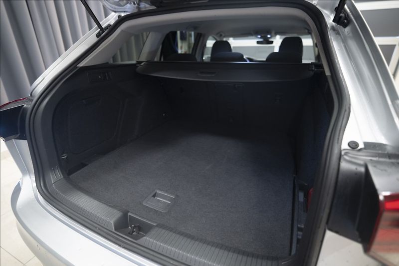 Volkswagen Golf 1,5 eTSI DSG KAMERA VÝHŘEV ČR - fotka 38 z 41