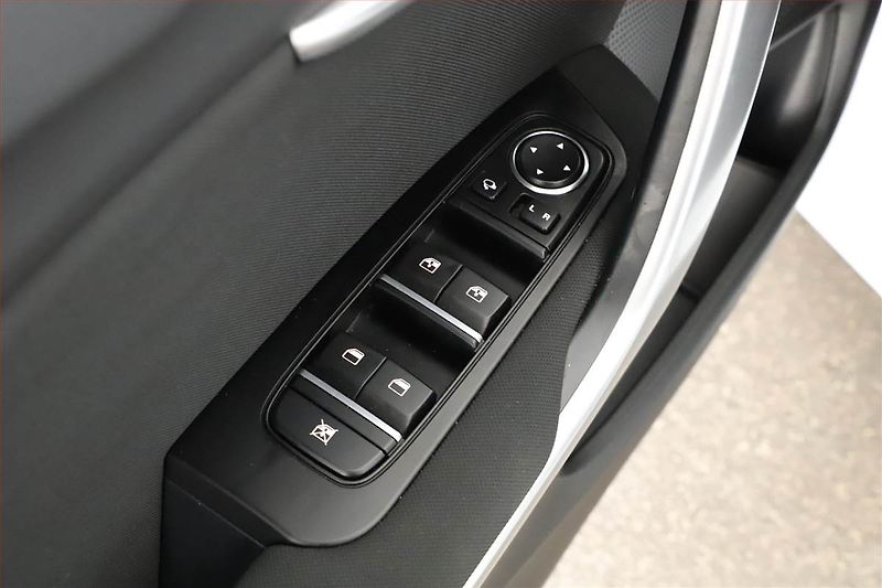 Ford Tourneo Custom (2021) Titanium 2.0 EcoBlue, ČR, DPH - fotka 14 z 21