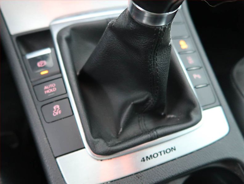 Volkswagen Passat (2011) 2.0 TDI, 4X4, Xenony - fotka 16 z 18