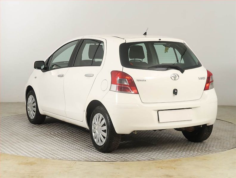 Toyota Yaris (2010) 1.0 VVT-i, Serv.kniha - fotka 4 z 15