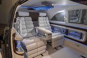Nový Mercedes-Benz VLS bude luxusní dodávka. Zadní část připomíná obývací pokoj.