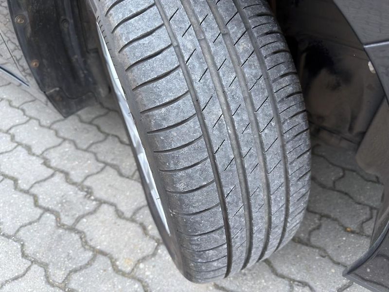 Toyota Verso 1.8i 108 kW navi. serviska - fotka 18 z 19