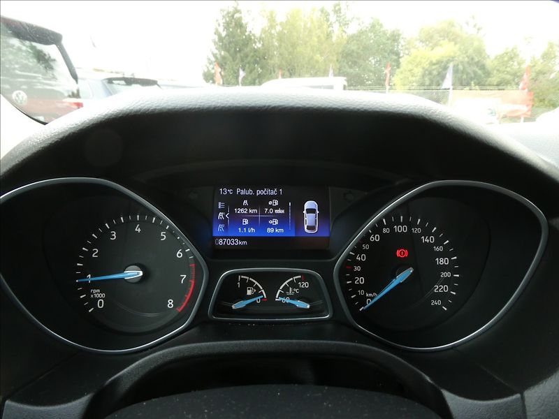 Ford Focus 1,5 110kW 1.MAJITEL, SERVISKA - fotka 33 z 48