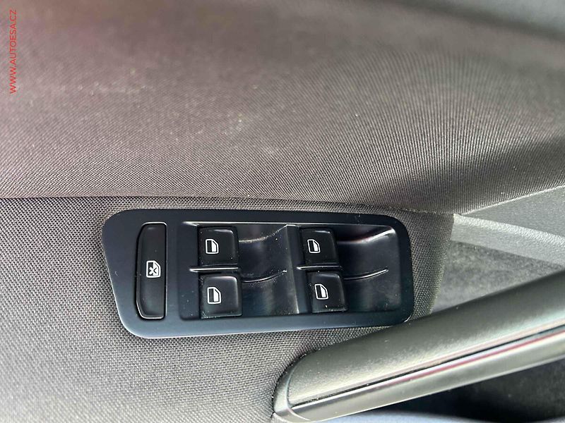 Volkswagen Golf (2015) 1.6TDi, 1.maj, DSG, STK7/28 - fotka 11 z 17