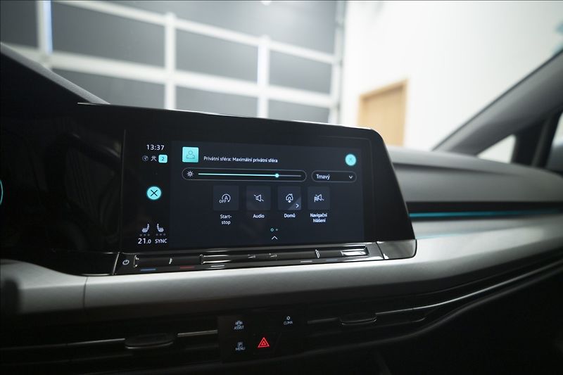 Volkswagen Golf 1,5 eTSI DSG KAMERA VÝHŘEV ČR - fotka 34 z 41