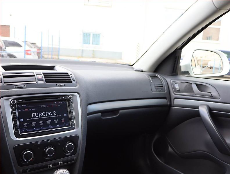 Škoda Octavia (2010) 1.9 TDI, Park. senzory - fotka 8 z 16