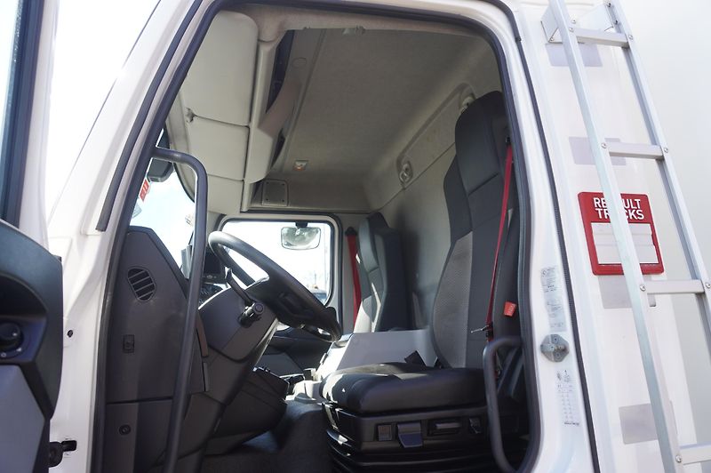 Renault Trucks D (2016) 12 / Lamberet refrigerated tru - fotka 15 z 24