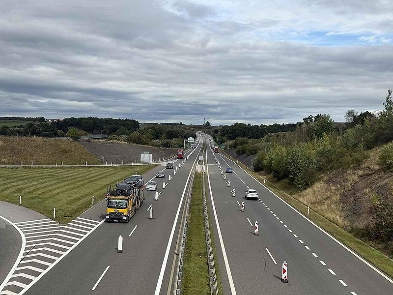 Mobilní zábrany už několik týdnů zpomalují řidiče na D3.