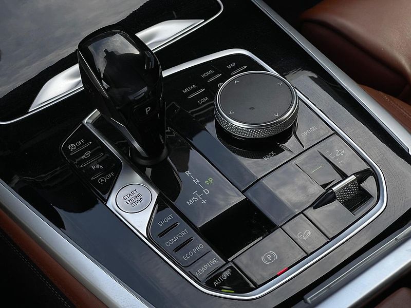 BMW X7 40i M Sport PANO DPH TZ 6 míst - fotka 26 z 26