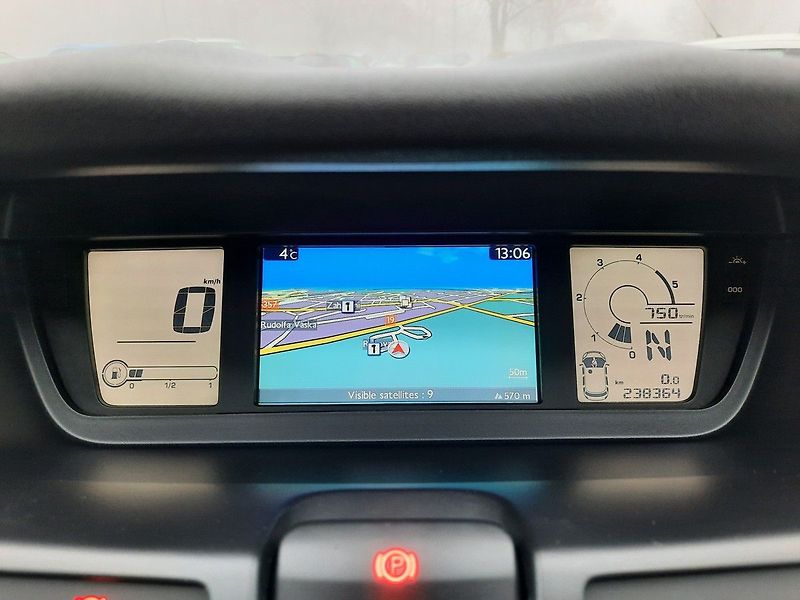 Citroën C4 Picasso 1,6 eHDI 112k STT 7 Míst - fotka 20 z 25