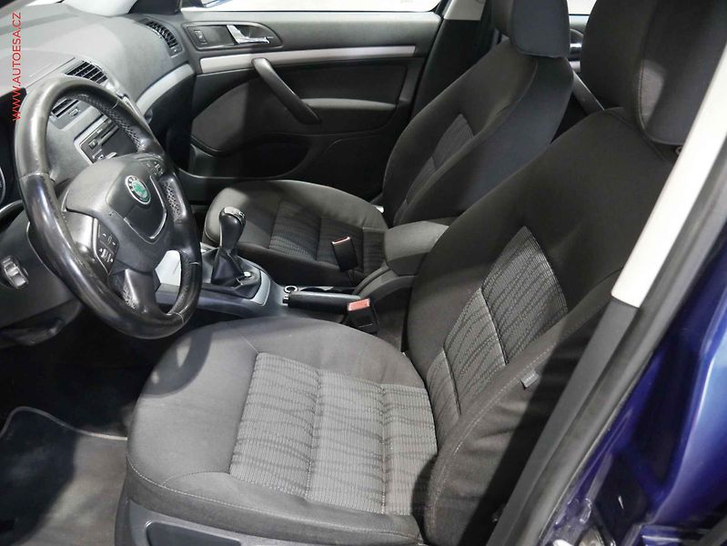 Škoda Octavia (2010) 2.0 TDi, Elegance, xenon - fotka 9 z 16