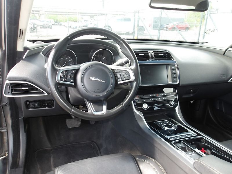 Jaguar XE 2,0D 120kW NAJ:133000km !!! - fotka 21 z 34