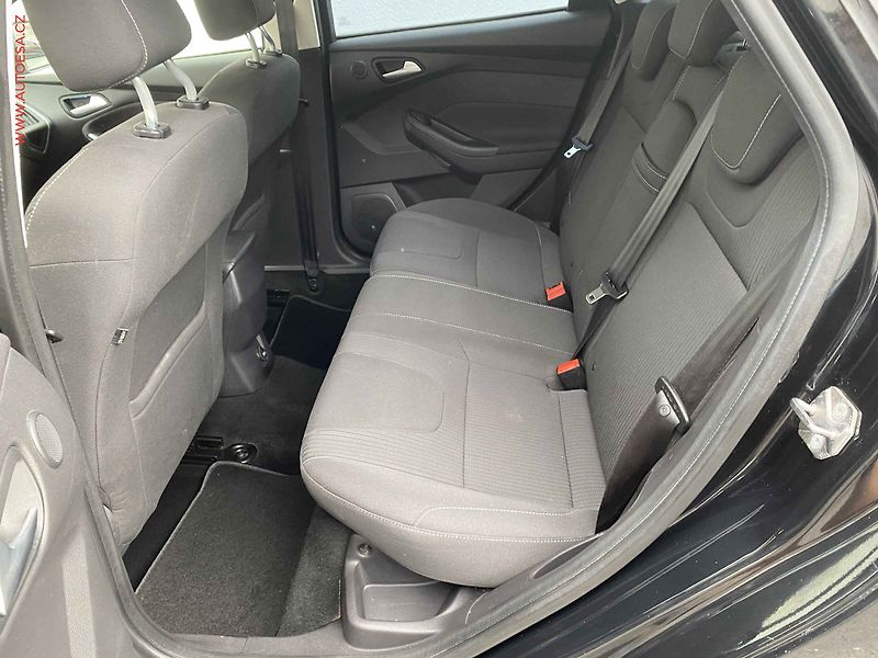 Ford Focus (2012) 1.6 TDCi, AC, xenon - fotka 10 z 17