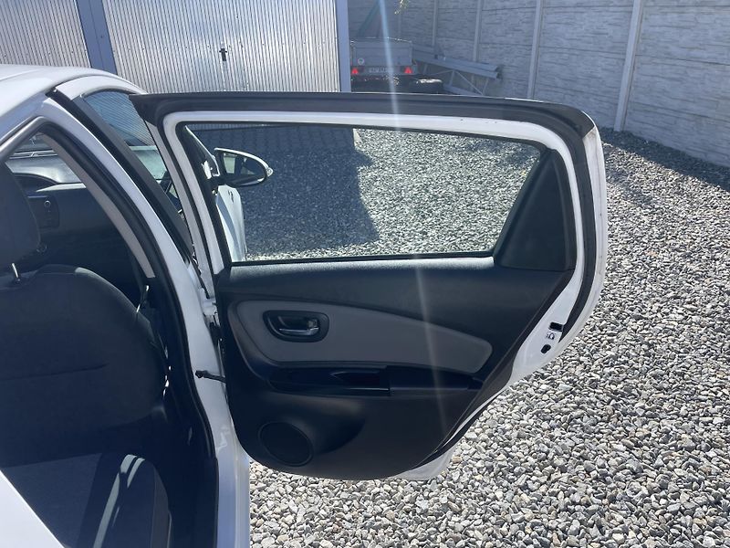 Toyota Yaris 1.5i 16v HYBRID 142TKM TOP 1A! - fotka 117 z 169