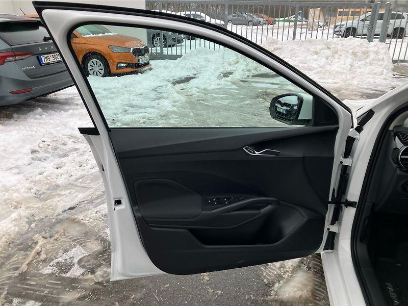 Škoda Fabia 1,0 MPI 59 kW Selection - fotka 23 z 29