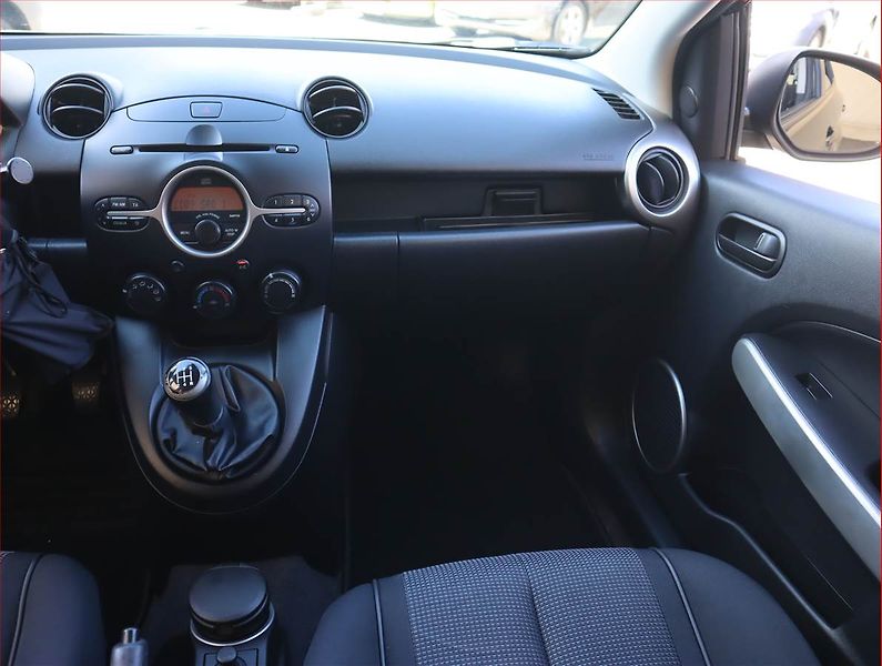 Mazda 2 (2008) 1.5 i, Tempomat, Park. senzory - fotka 8 z 15