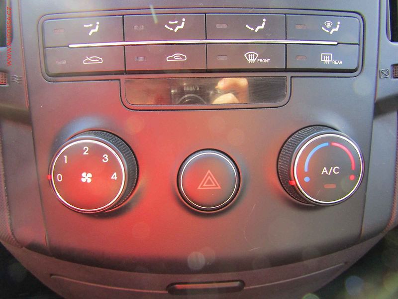 Hyundai i30 (2010) 1.4 i, AC - fotka 13 z 15