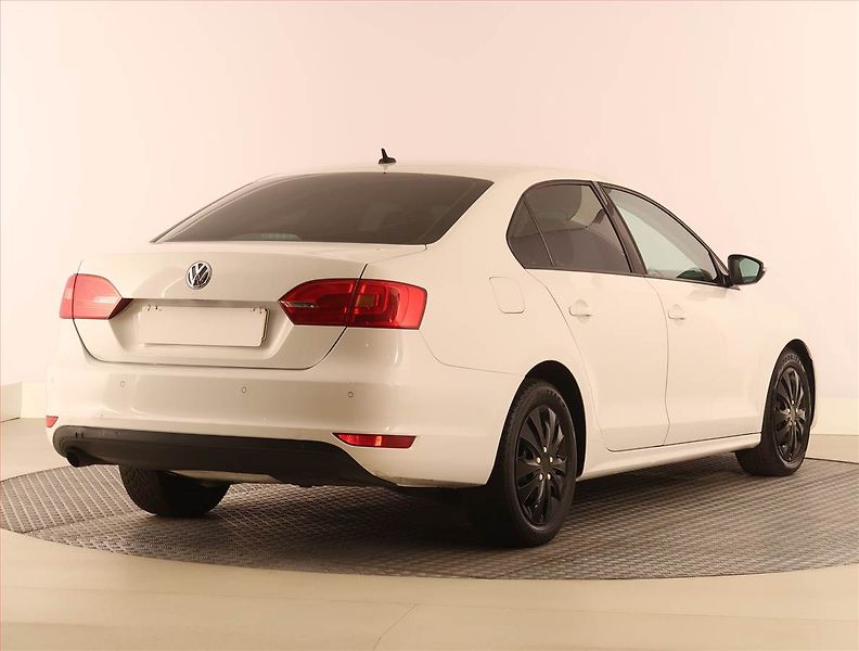 Volkswagen Jetta (2011) 1.6 TDI, Park. senzory - fotka 5 z 15