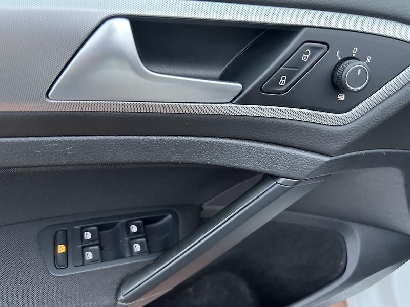Volkswagen Golf 1.0 TSI 85KW,1 MAJITEL,SERVIS - fotka 31 z 40