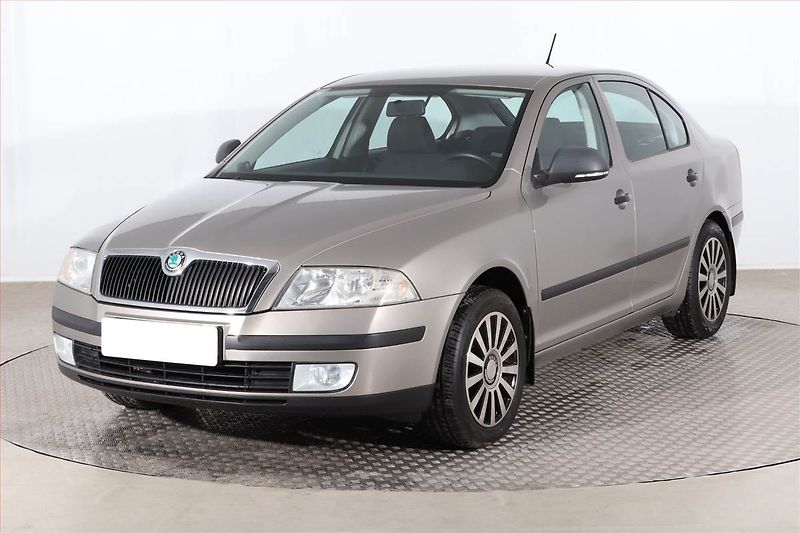Škoda Octavia (2011) 1.6, Serv.kniha, Tempomat - fotka 2 z 21