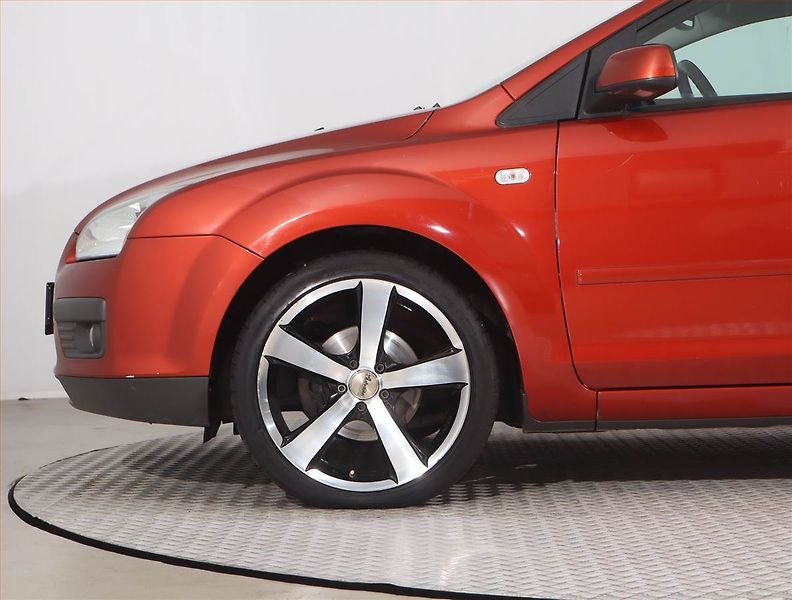 Ford Focus (2005) 1.6 i, jezdí dobře - fotka 14 z 19
