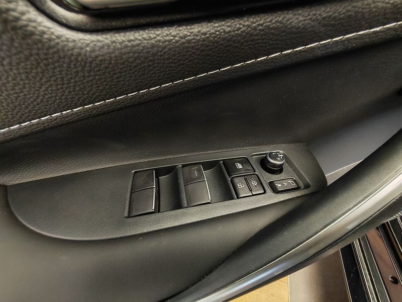 Toyota Corolla Touring Sports 2.0 Hybrid Styl - fotka 21 z 38