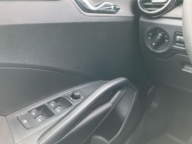 Škoda Fabia 1,0 MPI 59 kW Selection - fotka 22 z 29