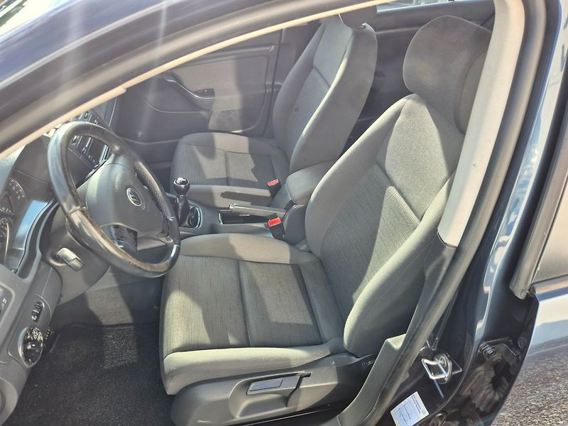 Volkswagen Golf (2005) 1.6 MPI Trend - fotka 19 z 30