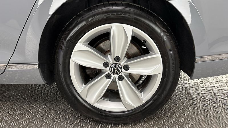Volkswagen Passat 2.0 TDI DSG 4MOTION Elegance V - fotka 19 z 27