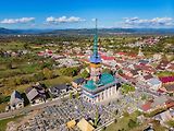 Hodně barevný je i místní kostel.