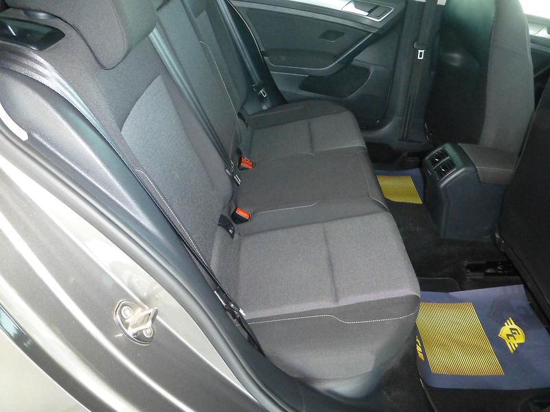 Volkswagen Golf (2014) 1,6TDI*NAVI*DIGI**ALU**PARK.S - fotka 21 z 24