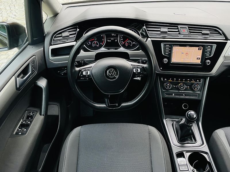 Volkswagen Touran 1.2TSI MANUÁL 7MÍST SERVISKA - fotka 25 z 42