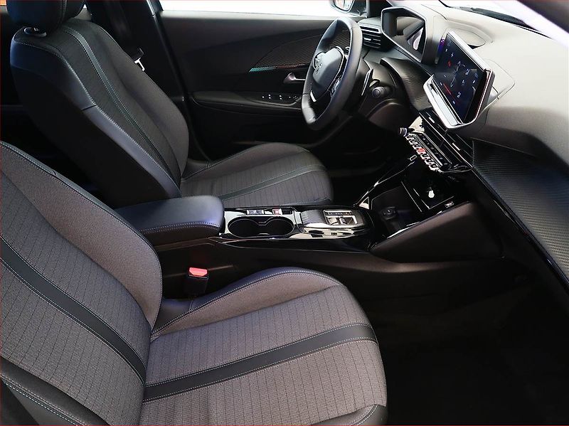 Peugeot 2008 (2022) Allure 1.2 PureTech, Automat - fotka 9 z 17