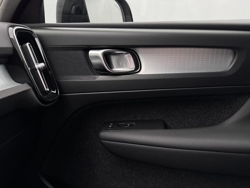 Volvo XC40 T5 AWD MOMENTUM PRO AUT - fotka 25 z 41