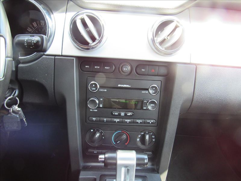 Ford Mustang 4,6 L V8 GT 224kW - fotka 15 z 29