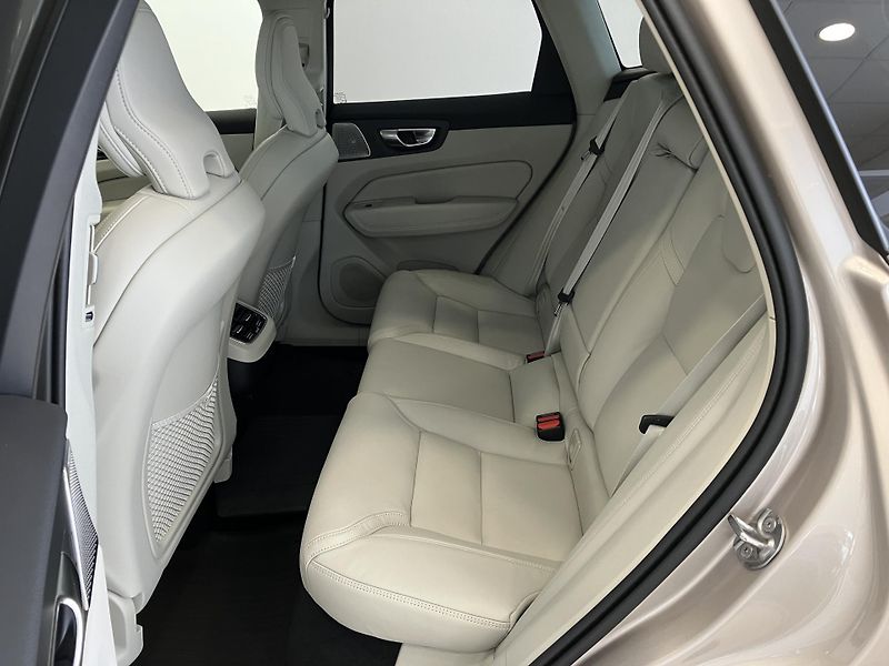 Volvo XC60 B5 AWD Ultra Bright-REZERVACE - fotka 13 z 53
