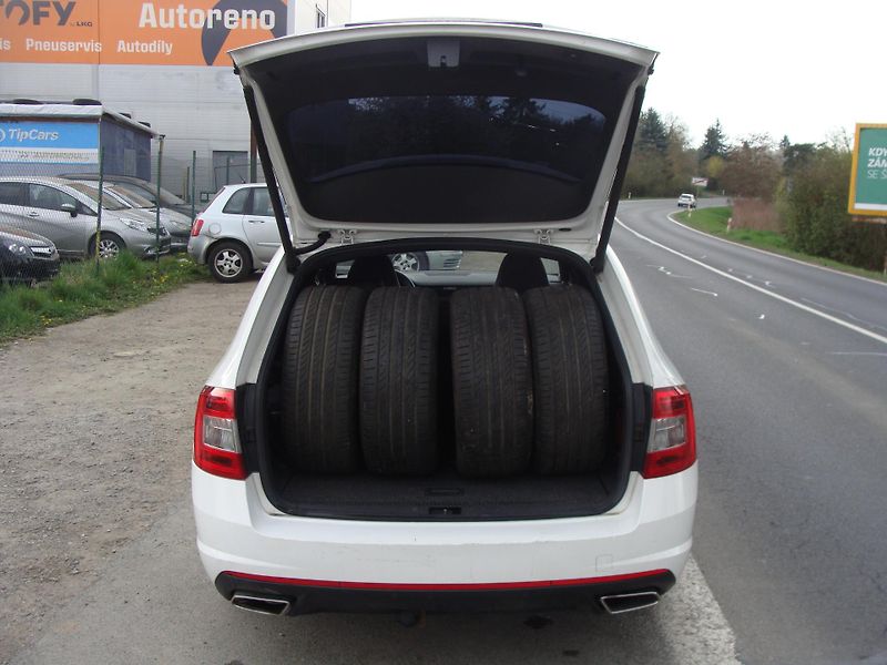 Škoda Octavia 2.0 TDi, 135 kW, RS, klima - fotka 11 z 26