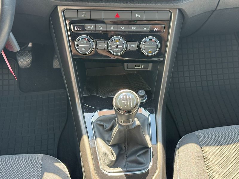 Volkswagen T-Roc (2018) Design 1.0 TSI 85kW - fotka 19 z 35