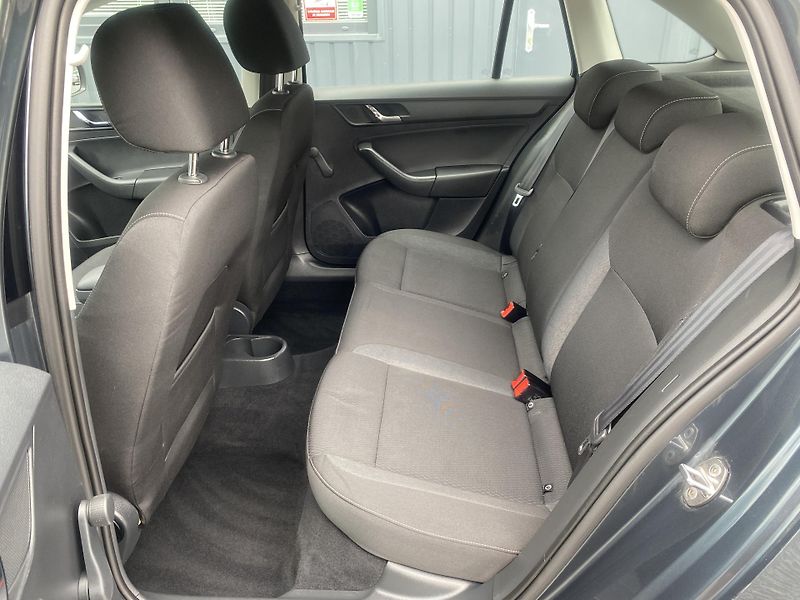 Škoda Rapid 1.2 TSI 81kW -KLIMA -ALU - PDC - fotka 23 z 35