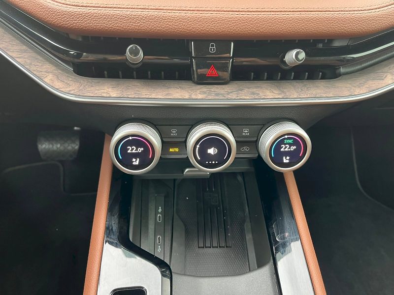 Škoda Superb (2024) COMBI L K TD 110/2.0 A7F - fotka 25 z 39