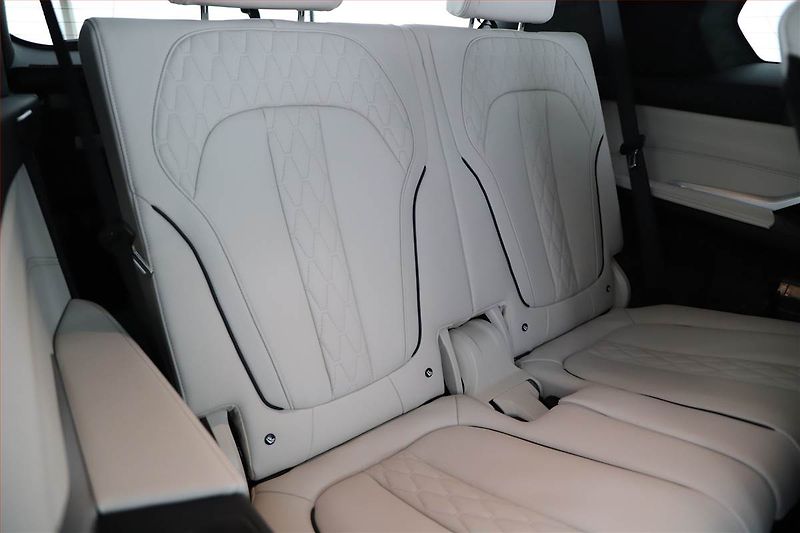 BMW X7 (2025) xDrive40d - fotka 9 z 29