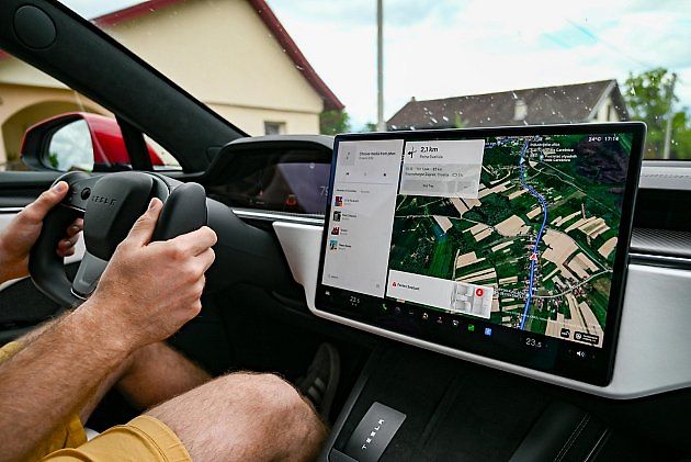 Při aktivovaném autopilotovi je stále nutné se věnovat plně řízení., zdroj: Vladimir Srajber/pexels