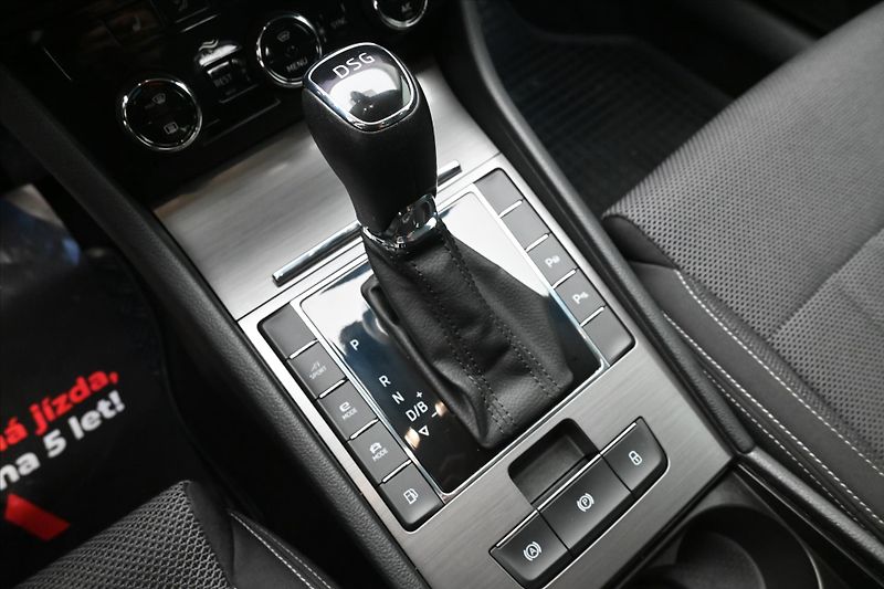 Škoda Superb 1,4 TSI iV 160 kW DSG Style Zá - fotka 23 z 31