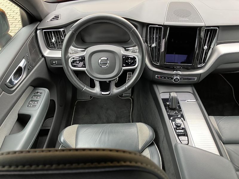Volvo XC60 B4 AWD R-Design AT8, ČR - fotka 18 z 50